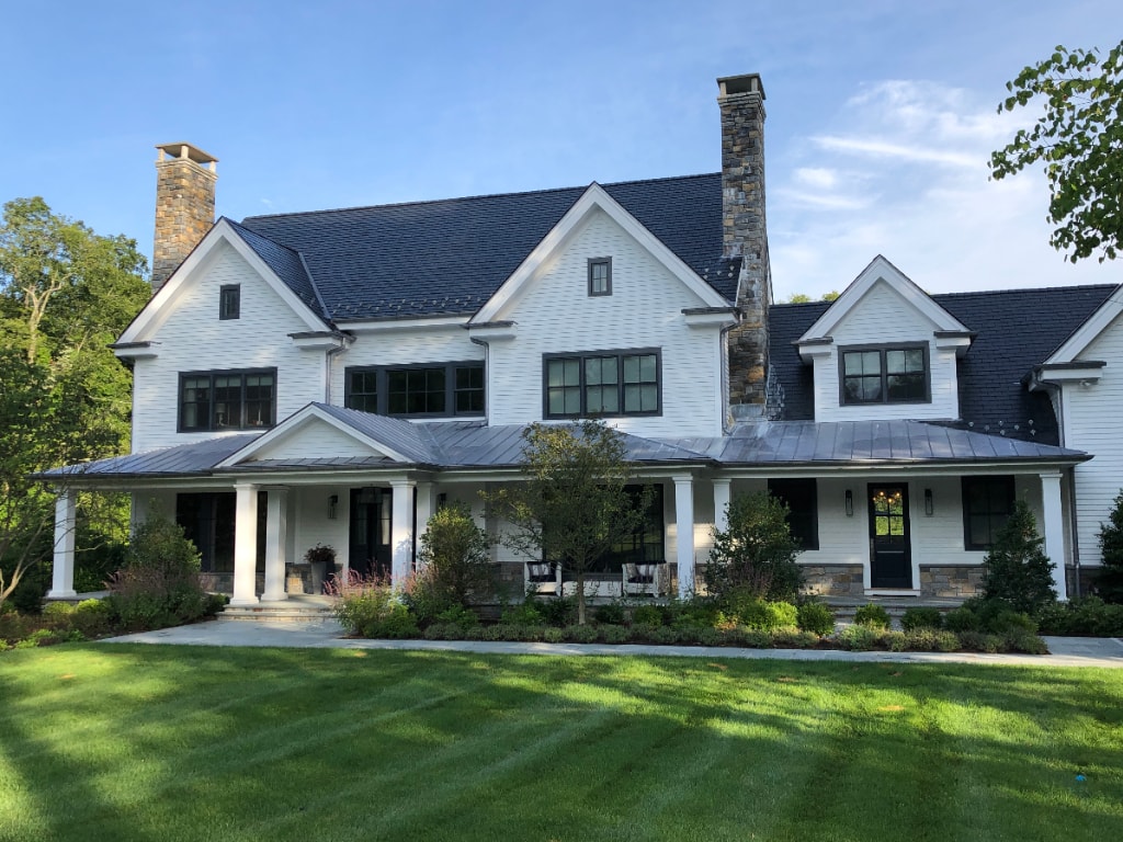 Contemporary farmhouse design by DeMotte Architects in CT